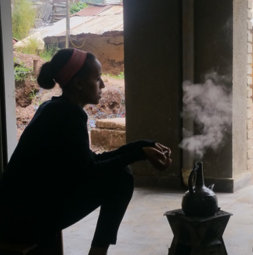 Femme préparant du café